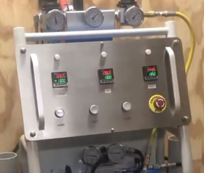 The pressure differential in the polyurethane foaming machine is too high. How can this be resolved?
